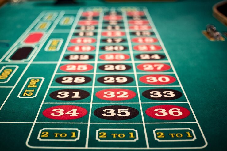 Tampilan live casino dengan interaksi langsung antara dealer dan pemain di layar perangkat